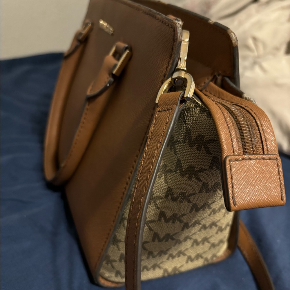 I am selling a michael kors crossbody purse!